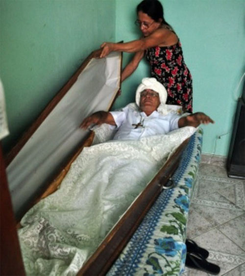 Ngủ trong quan t&agrave;i để cầu may